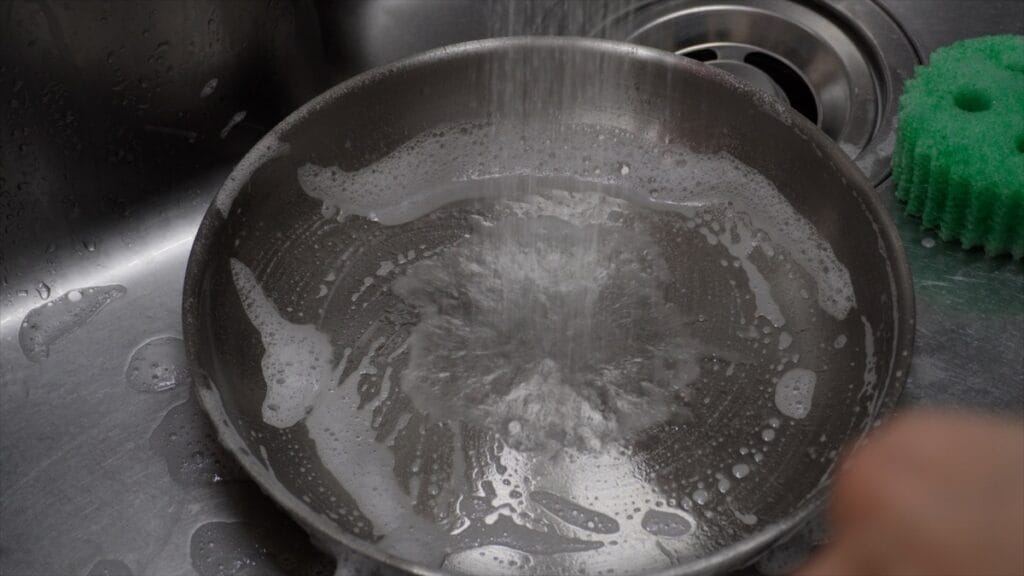 따뜻한 물로 팬 세척하기