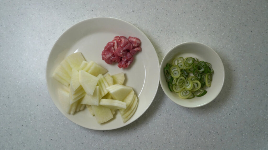 무, 소고기, 파를 준비한다.