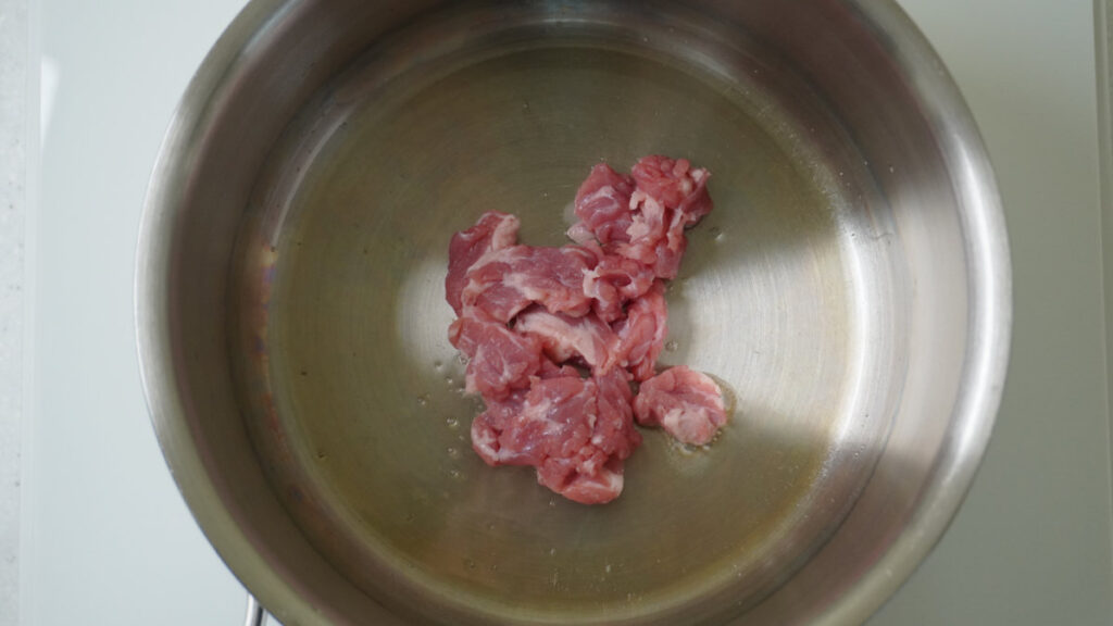 냄비에 식용유와 참기름을 넣고, 소고기를 볶는다.