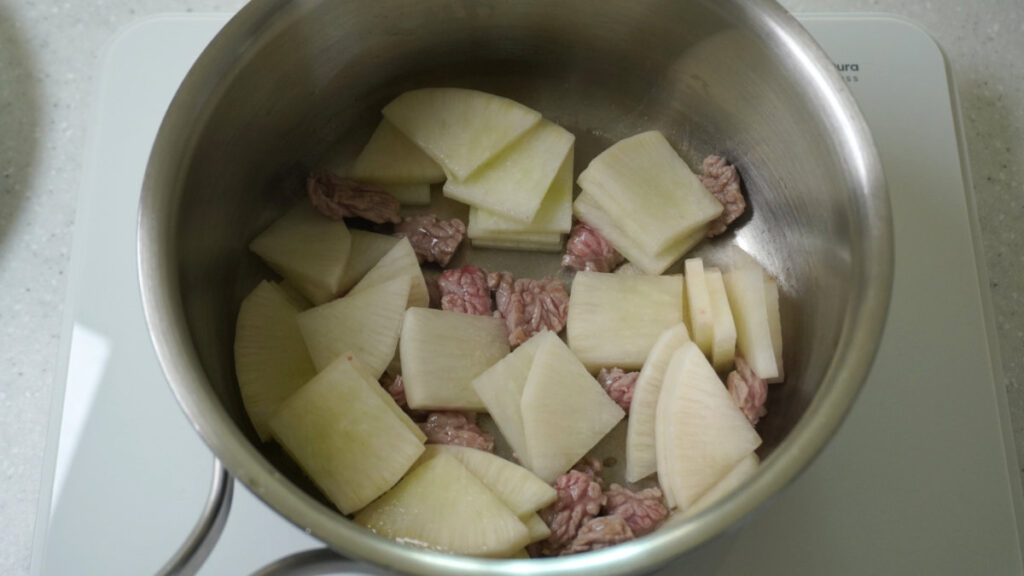 소고기가 익으면, 무를 넣어서 함께 볶는다.