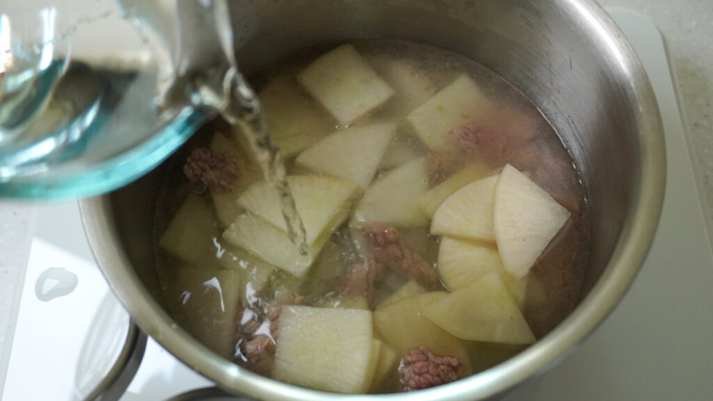 약불에 30분 끓인다.