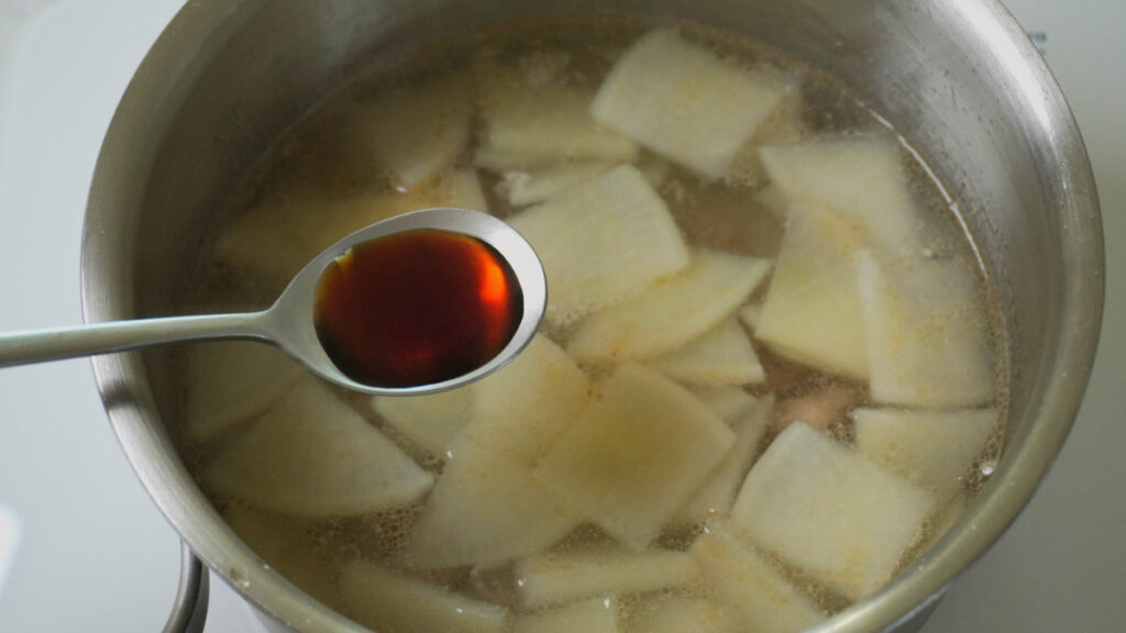 다진 마늘과 국간장을 넣는다.