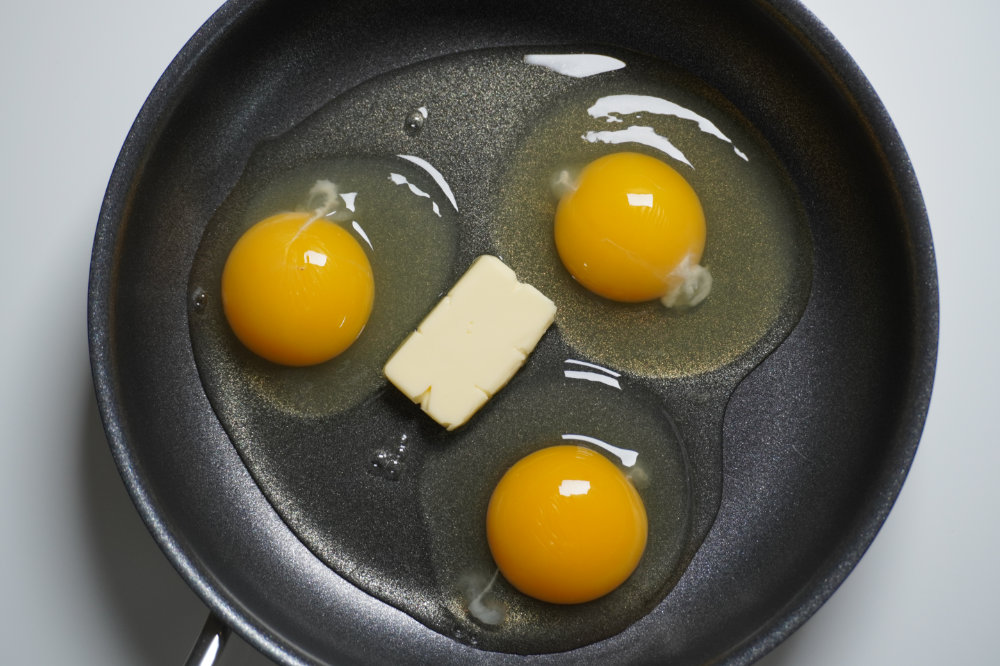 계란과 버터 넣기