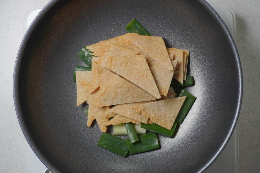 냄비에 대파, 어묵 넣기