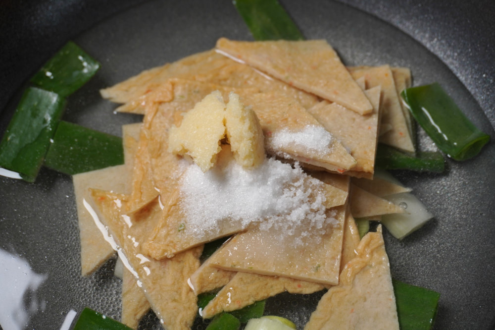 설탕, 소금, 마늘 넣기