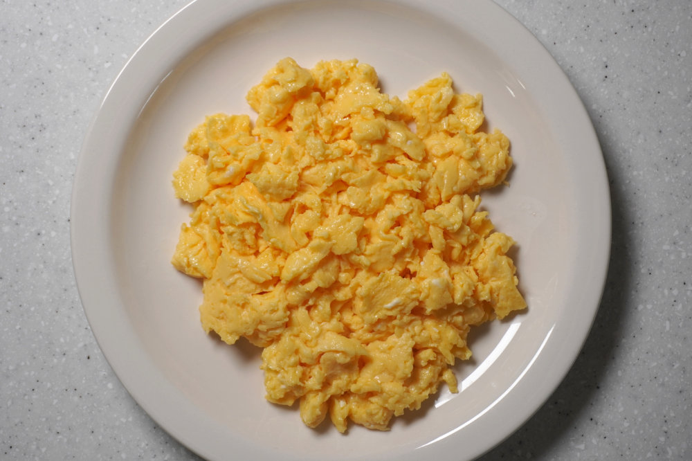 그릇에 담겨 있는 스크램블에그