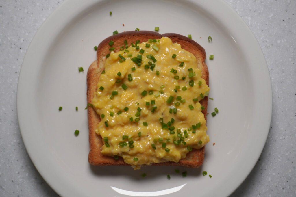 토스트에 스크램블에그 올리기