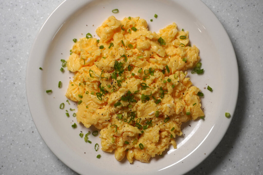 스크램블에그에 후추와 차이브 뿌리기