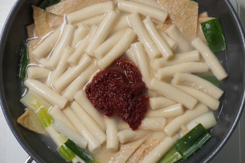 떡볶이 양념장 넣기