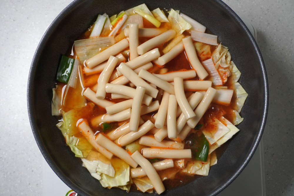 떡과 삶은 달걀 넣기