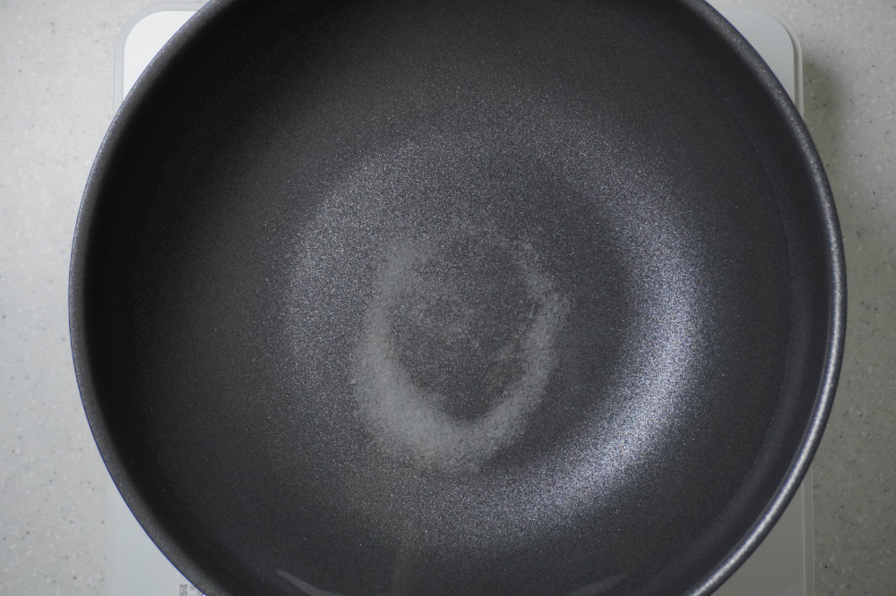 냄비에 물과 소금 넣기