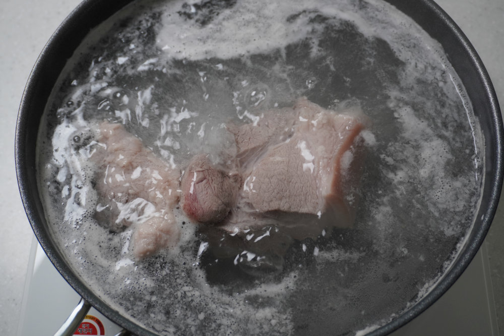 고기 넣고 팔팔 끓이기