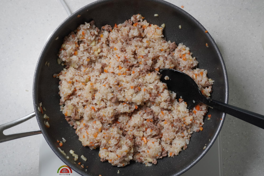 밥 섞으며 볶기