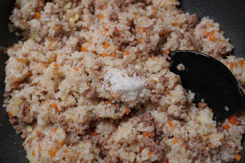 볶음밥에 소금간하기