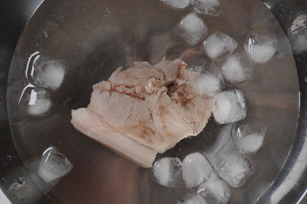 고기를 얼음물에 담가 식히기