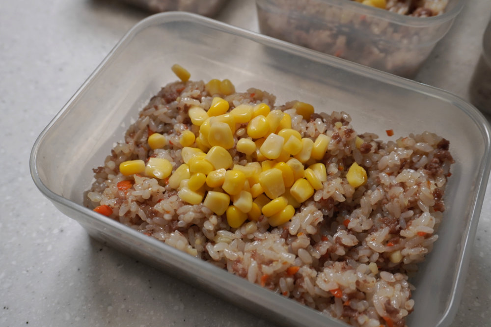 볶음밥에 콘옥수수 올리기