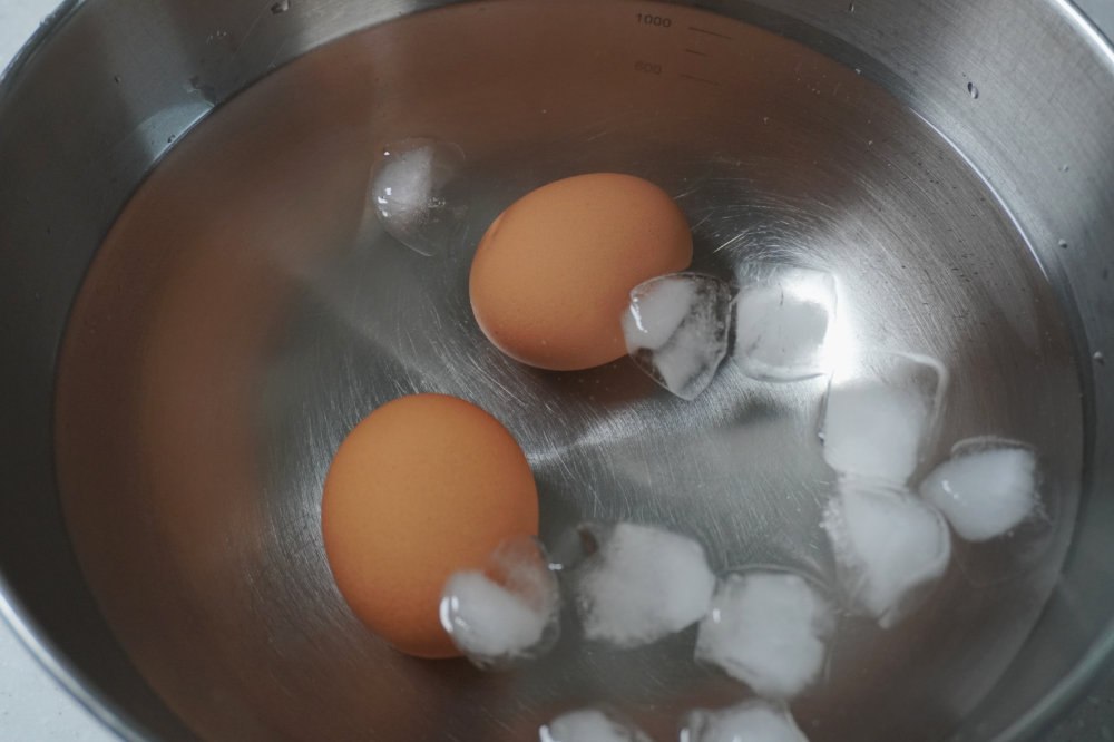 삶은 달걀을 얼음물에 넣는다