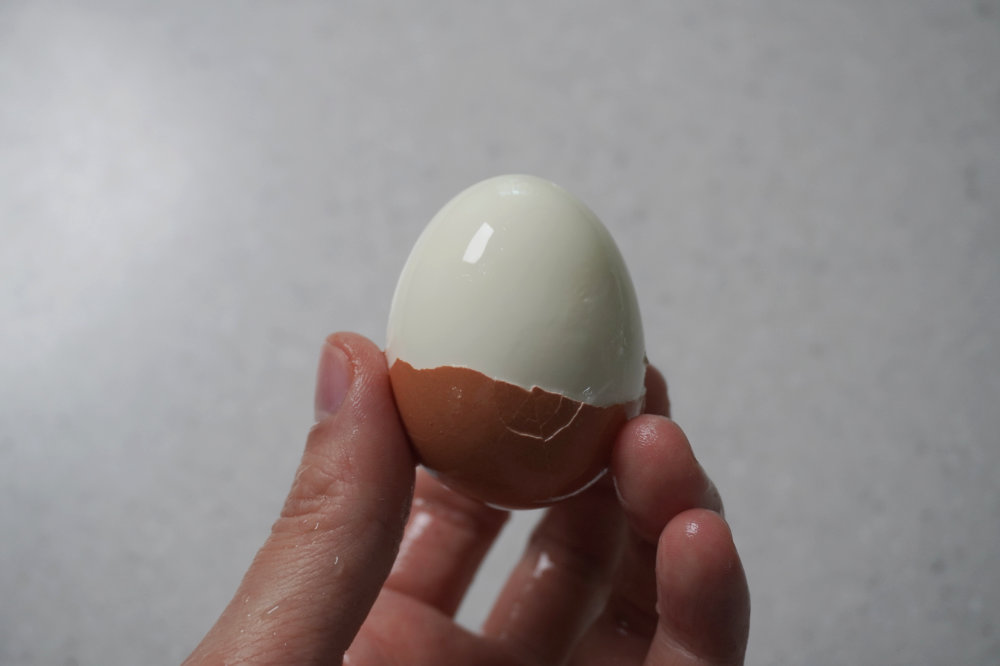 계란 껍질이 반쯤 까져 있다