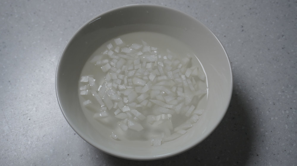 물에 담가 아린 맛 빼기