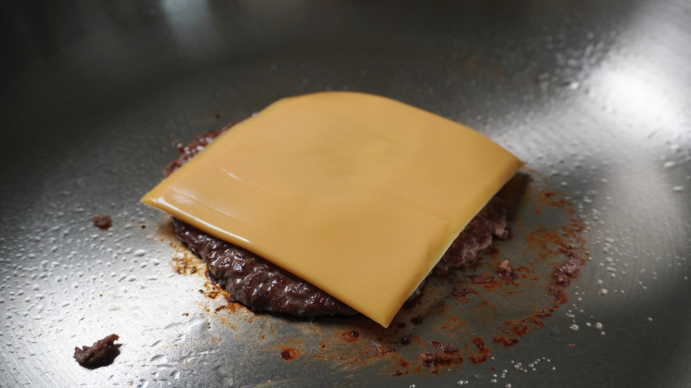패티에 치즈 올리기